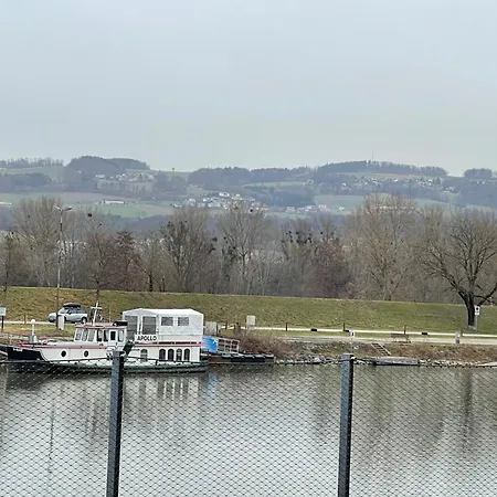 Gemuetliche An Der Donau - Barrierefrei アパート *